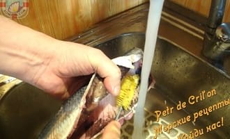 Как посолить селедку дома. Как мыть рыбу