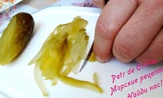 Шинковка соломкой соленого огурца для салата из мидий по рецепту и фото от Petr de Cril'on